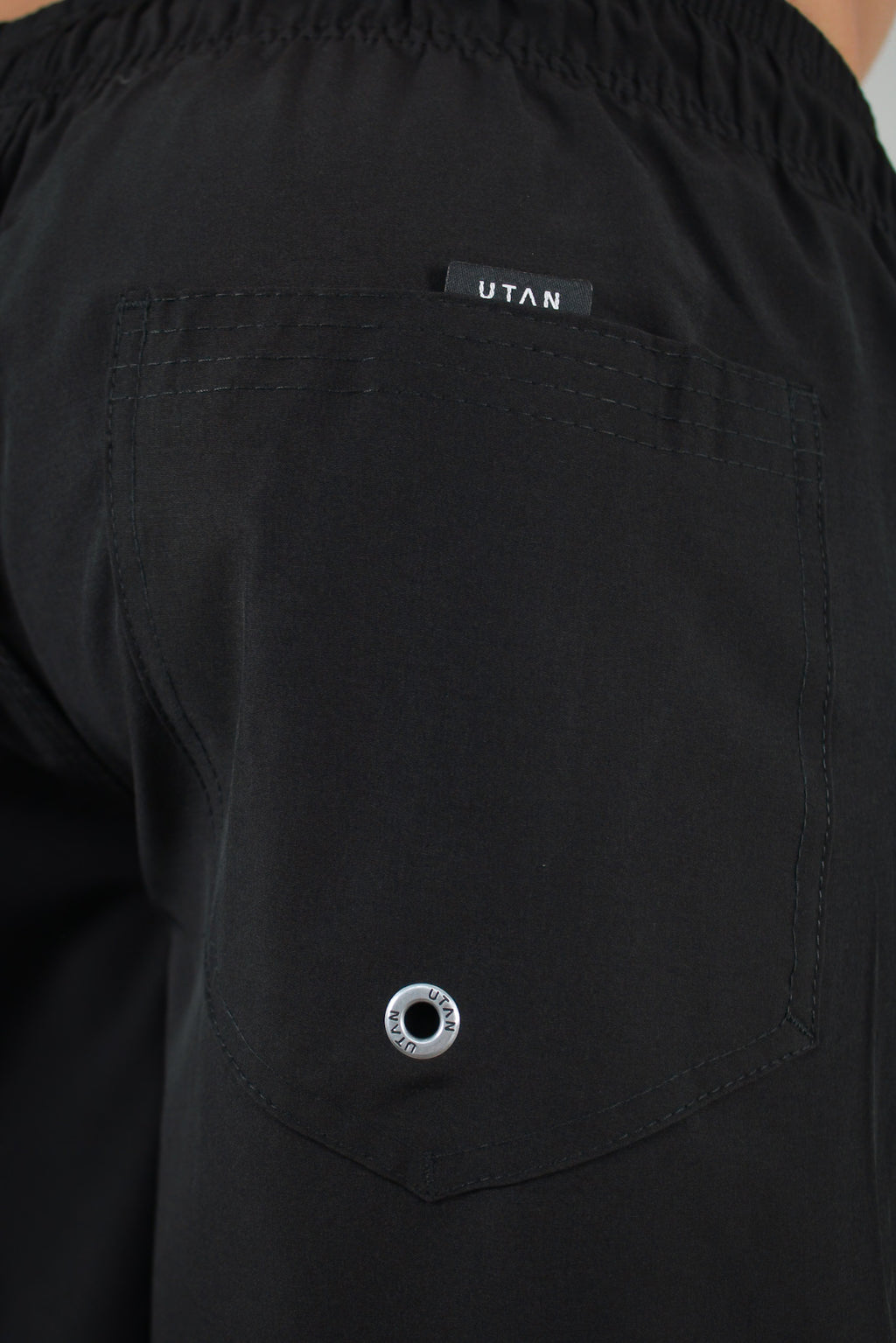 Short Elastano Preto Resistente à Água Utan e Logo