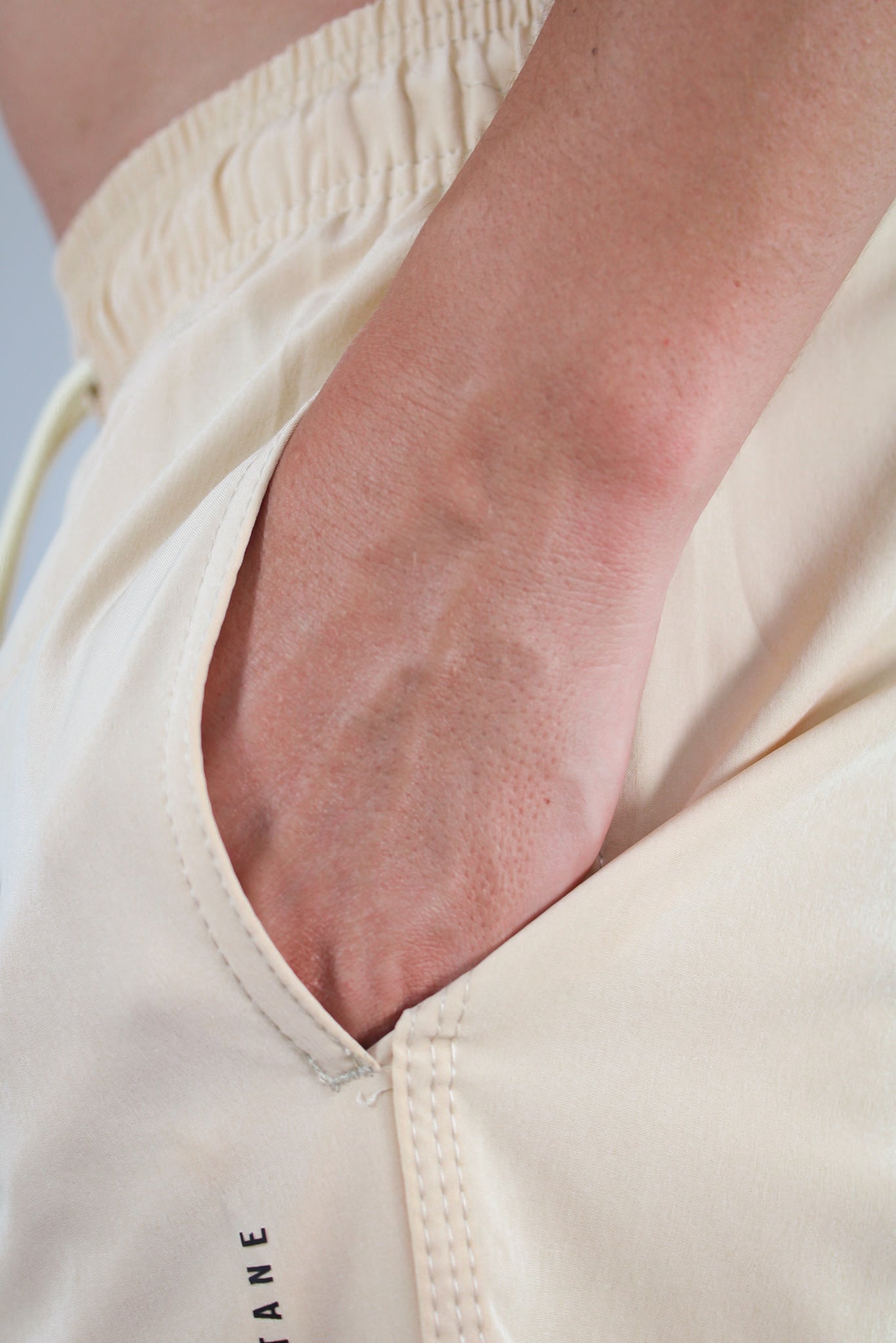 Short Elastano Bege Resistente à Água Utan e Logo