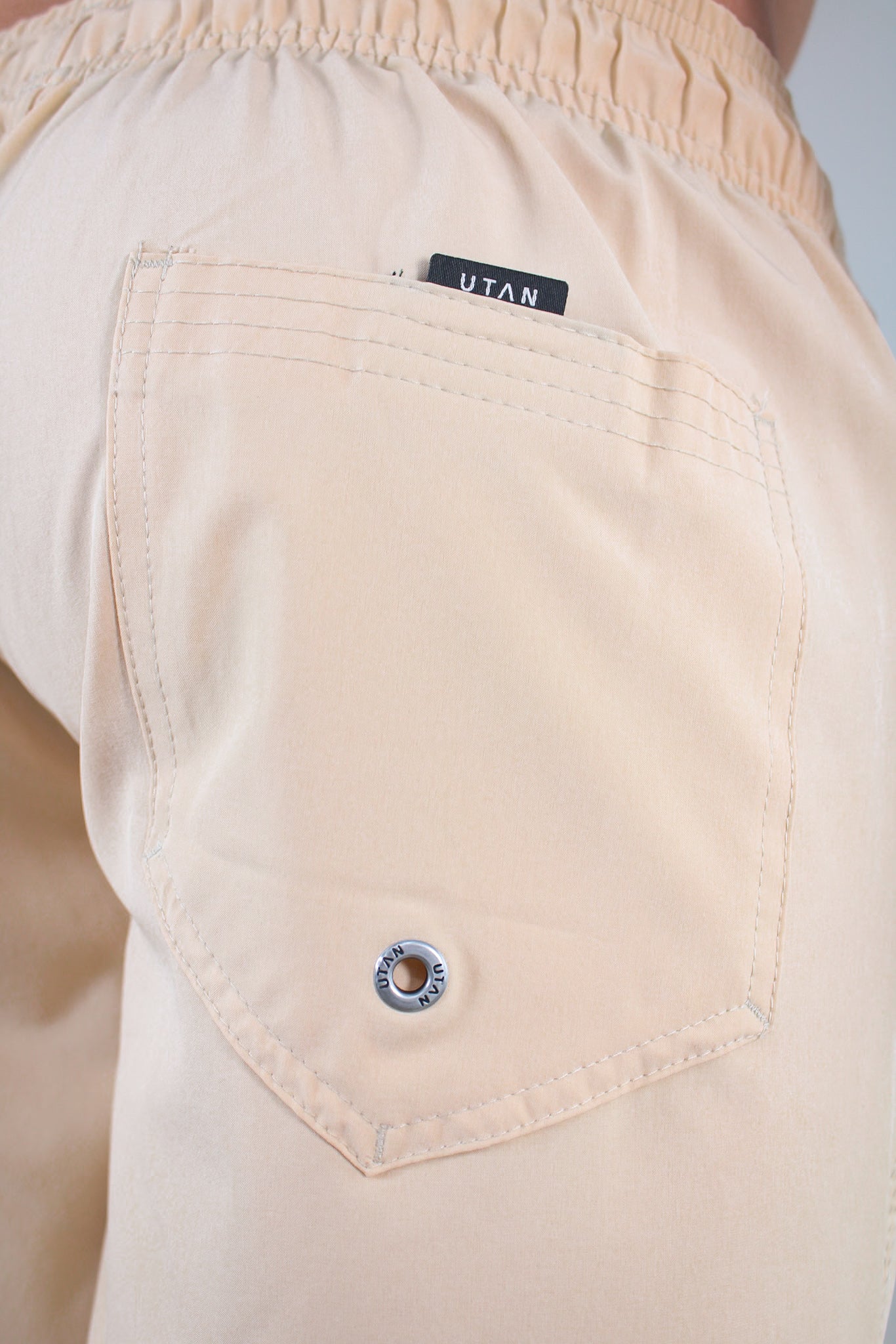 Short Elastano Bege Resistente à Água Utan e Logo