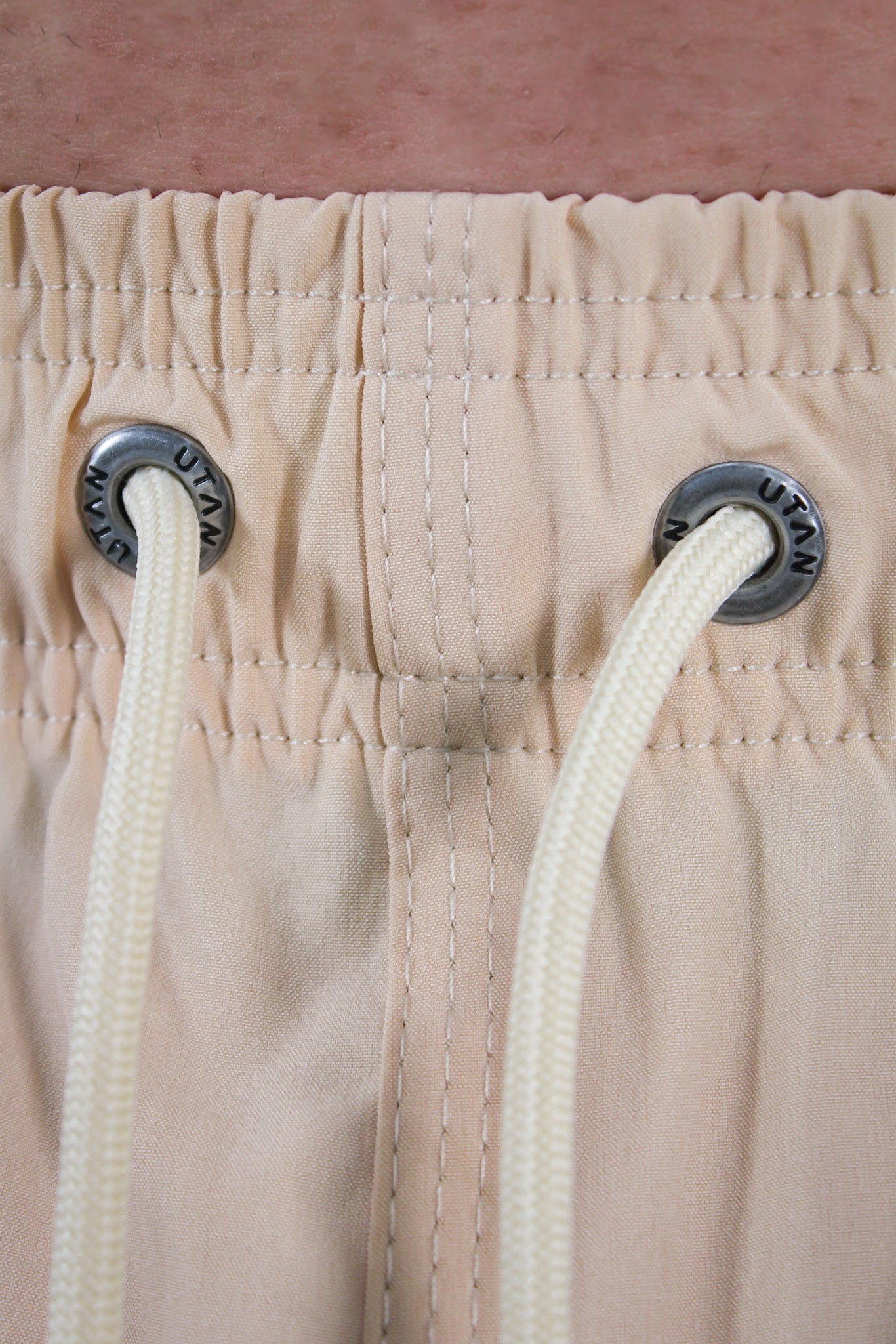 Short Elastano Bege Resistente à Água Utan e Logo