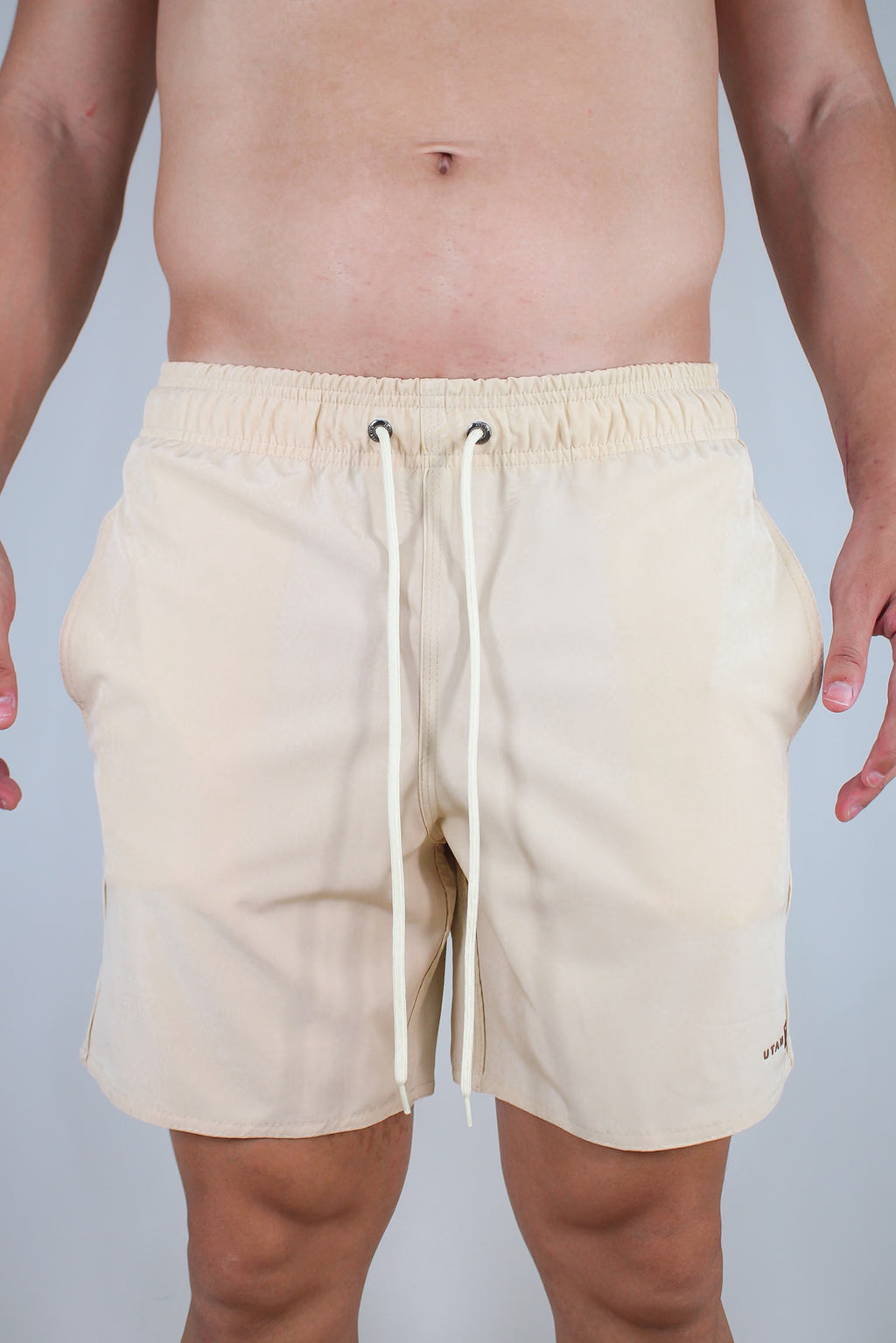 Short Elastano Bege Resistente à Água Utan e Logo