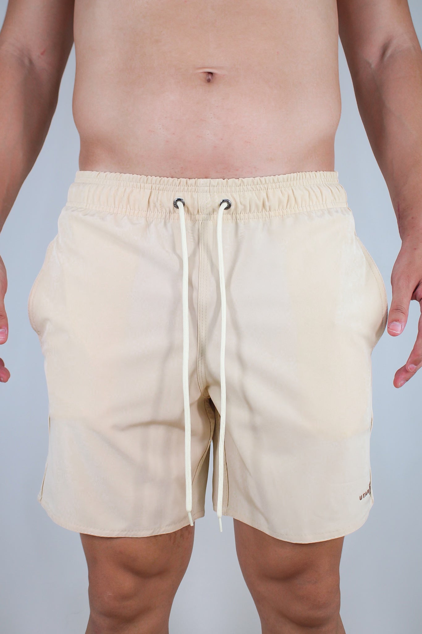 Short Elastano Bege Resistente à Água Utan e Logo