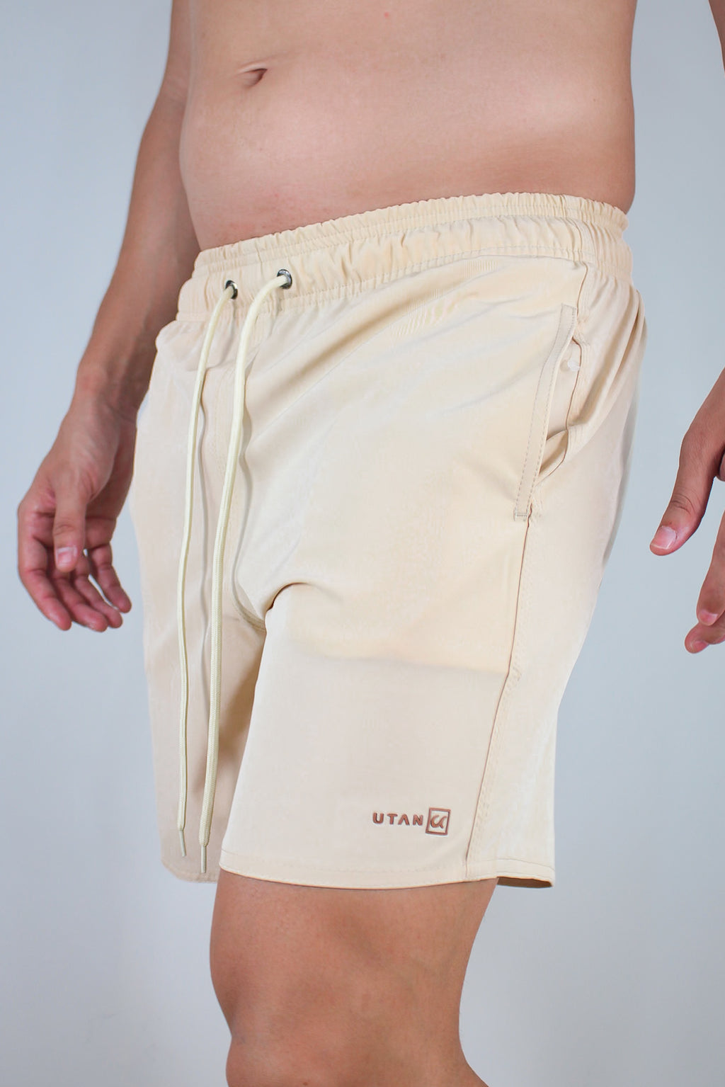 Short Elastano Bege Resistente à Água Utan e Logo