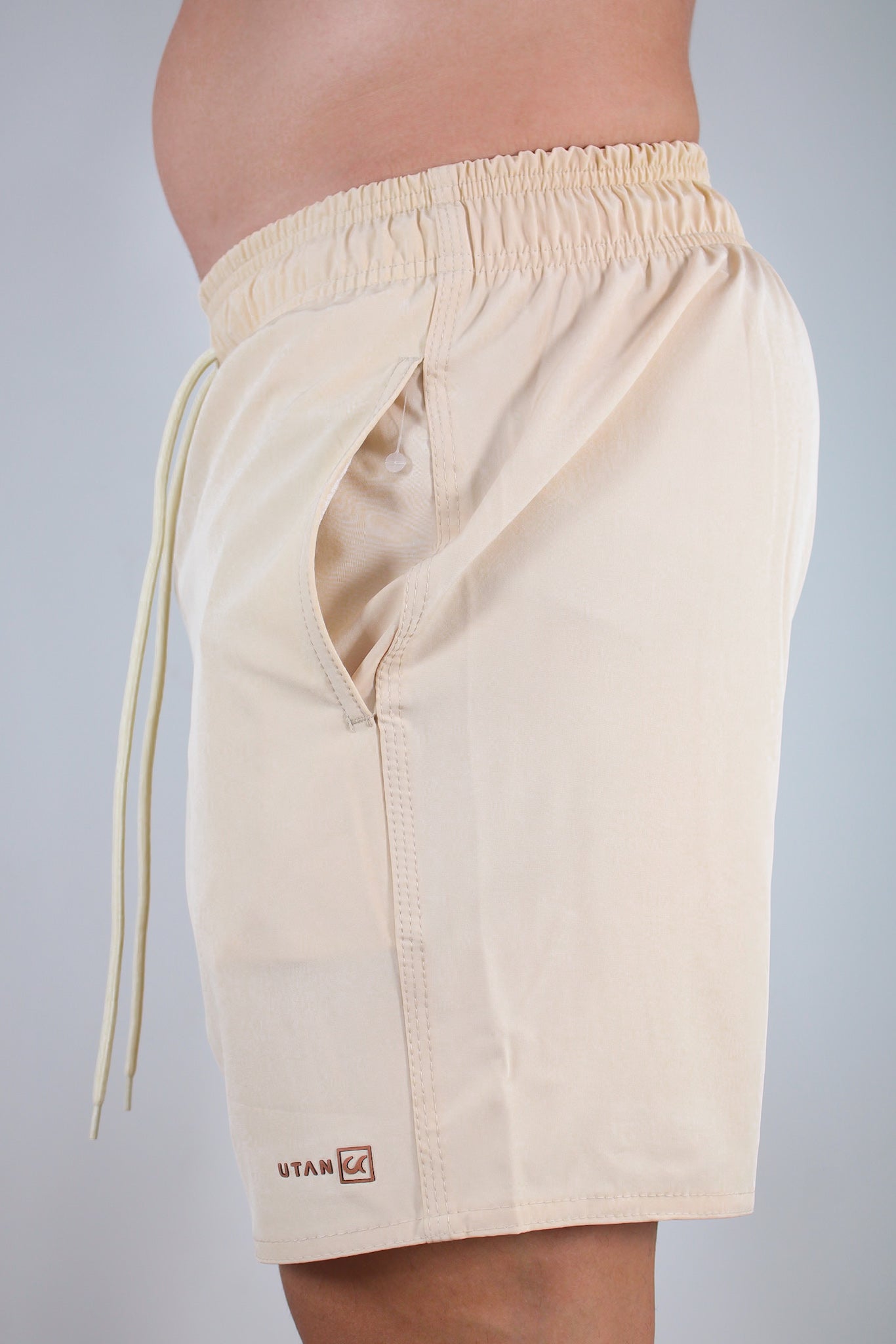 Short Elastano Bege Resistente à Água Utan e Logo