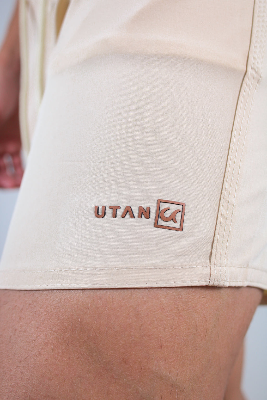Short Elastano Bege Resistente à Água Utan e Logo