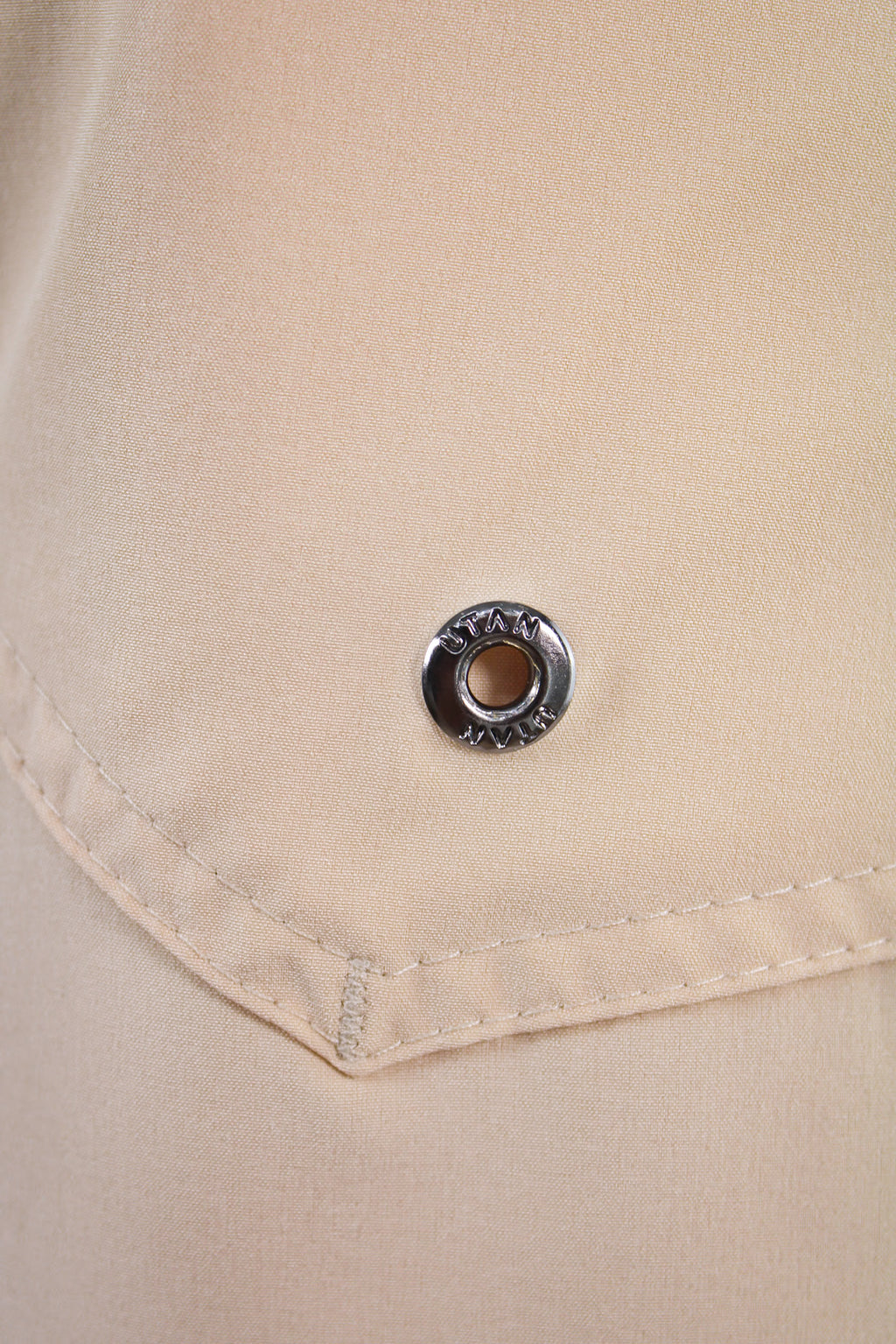 Short Elastano Bege Resistente à Água Utan e Logo