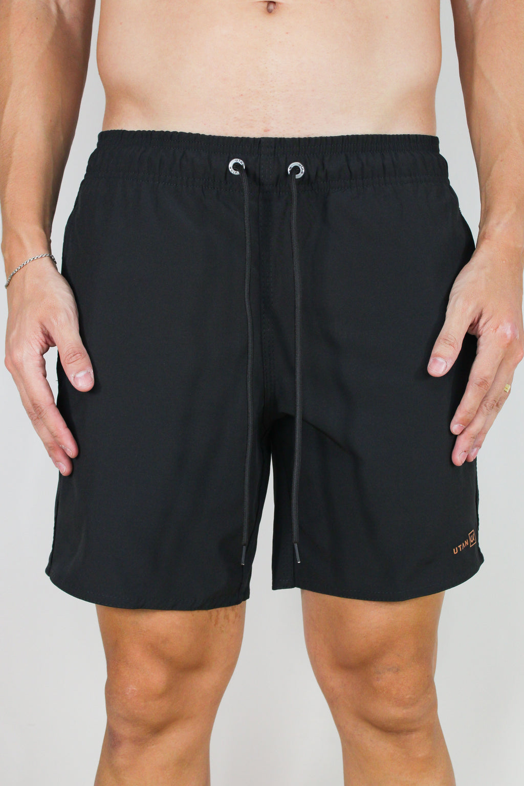 Short Elastano Preto Resistente à Água Utan e Logo