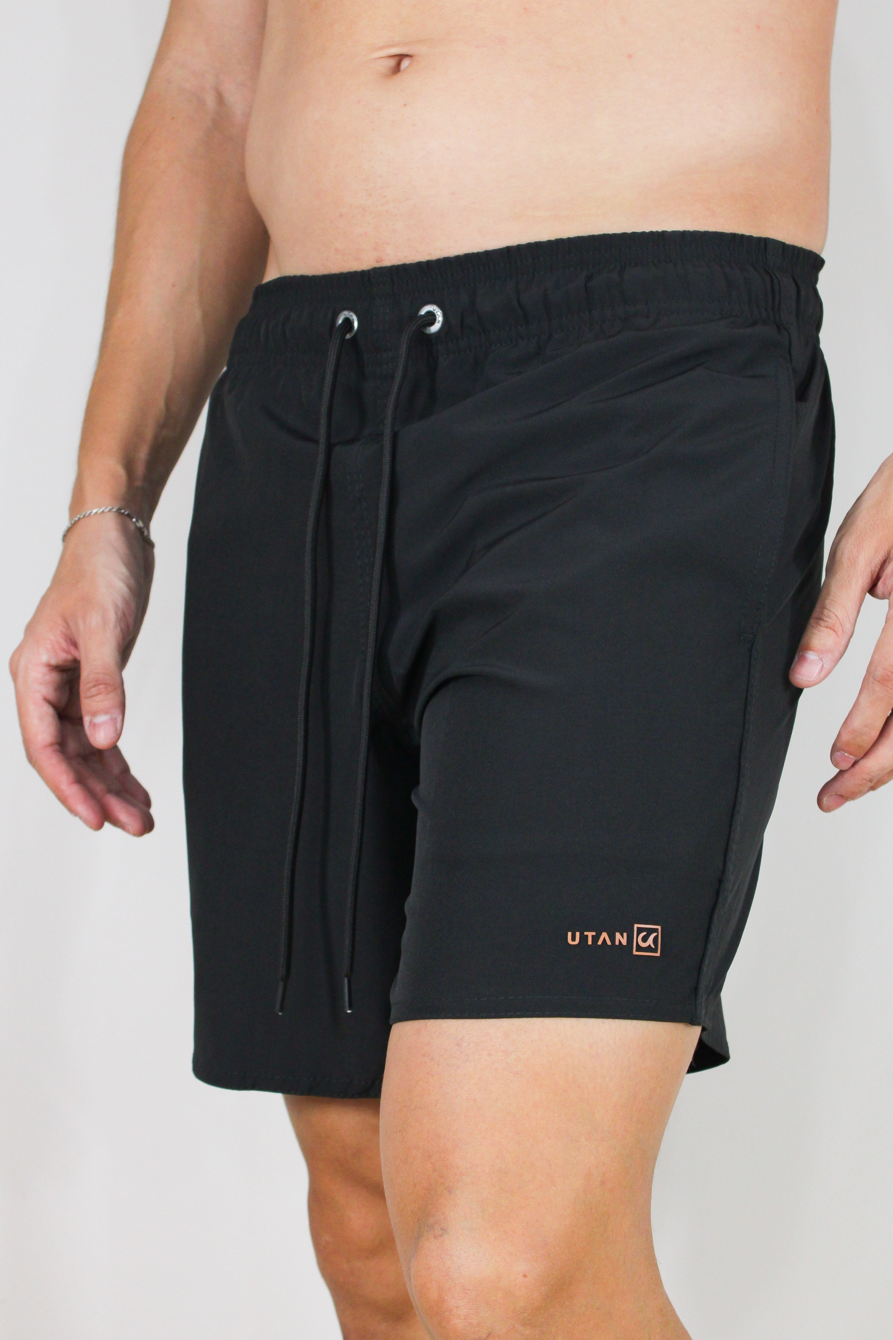 Short Elastano Preto Resistente à Água Utan e Logo