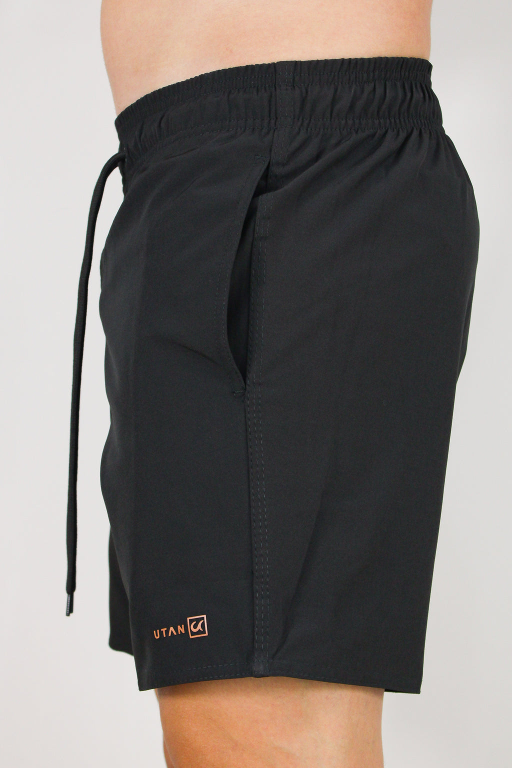 Short Elastano Preto Resistente à Água Utan e Logo