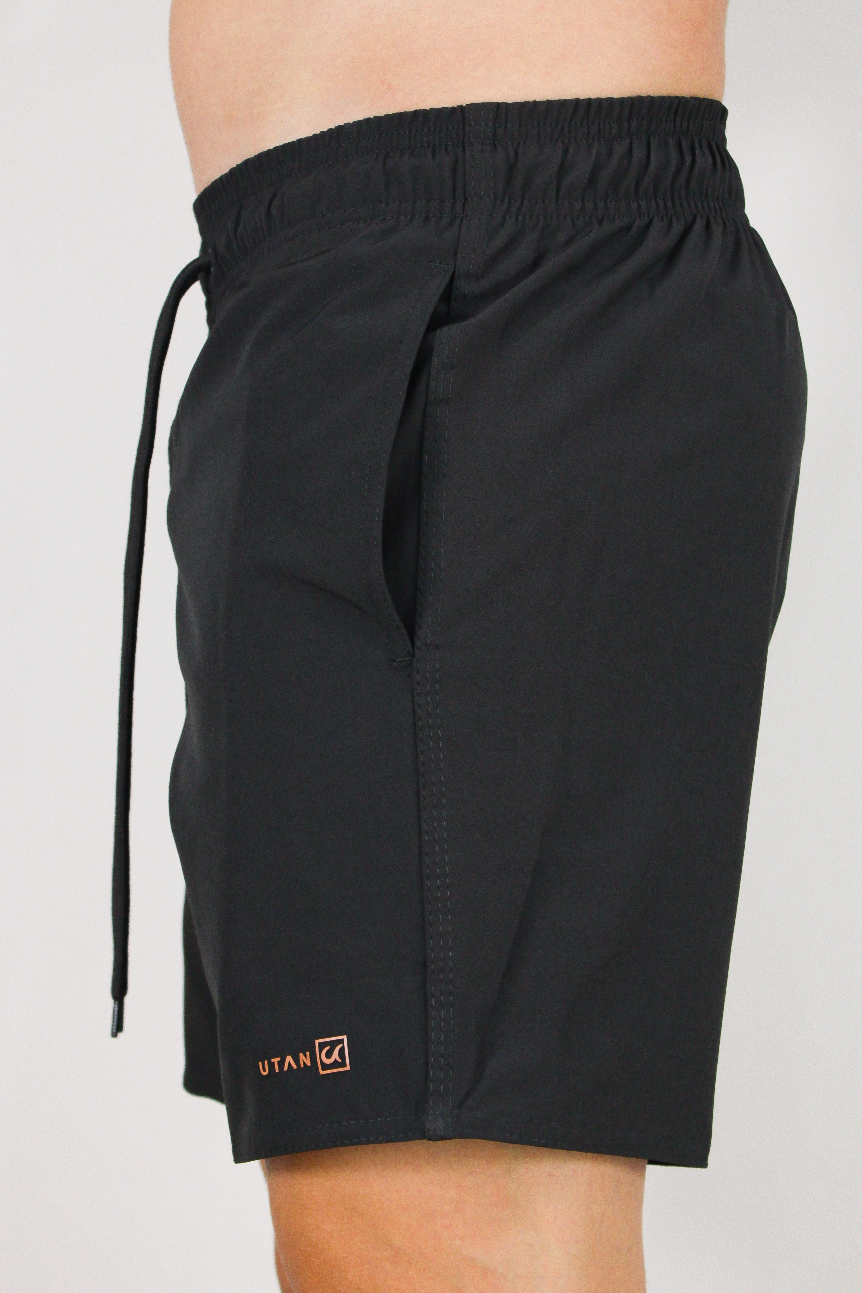 Short Elastano Preto Resistente à Água Utan e Logo