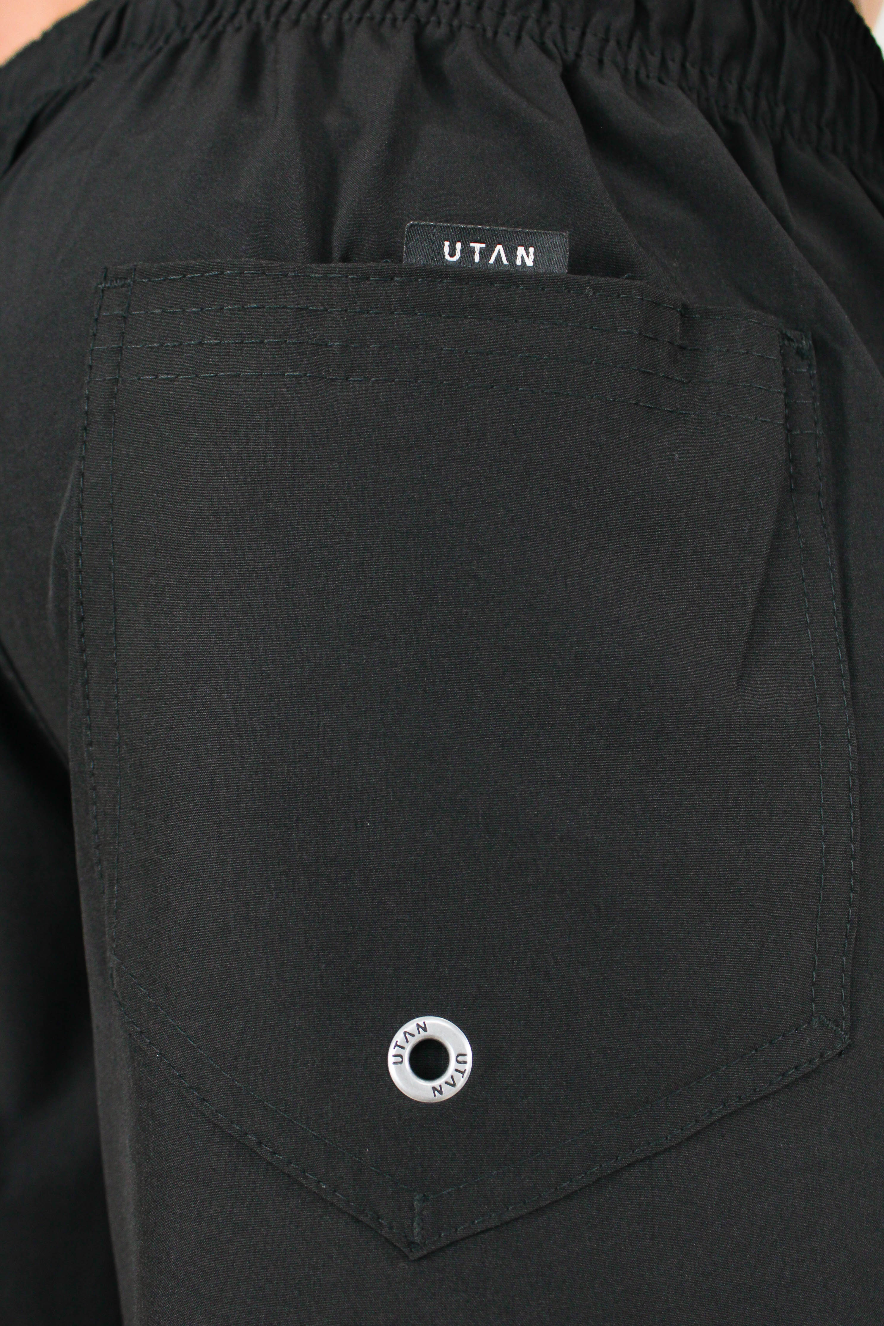 Short Elastano Preto Resistente à Água Utan e Logo