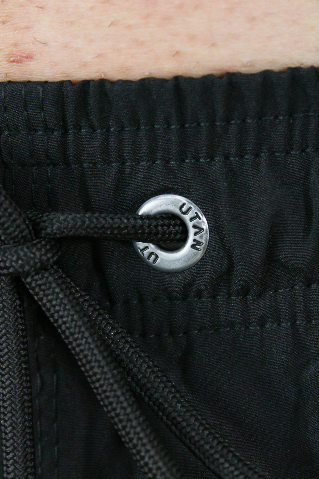 Short Elastano Preto Resistente à Água Utan e Logo