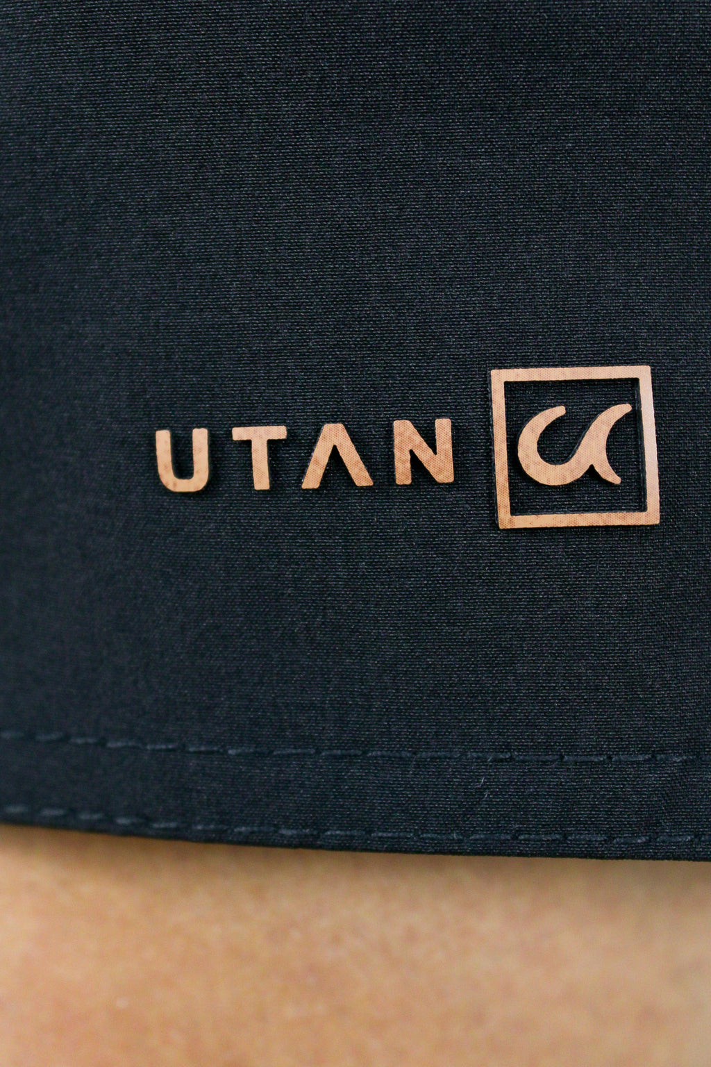 Short Elastano Preto Resistente à Água Utan e Logo