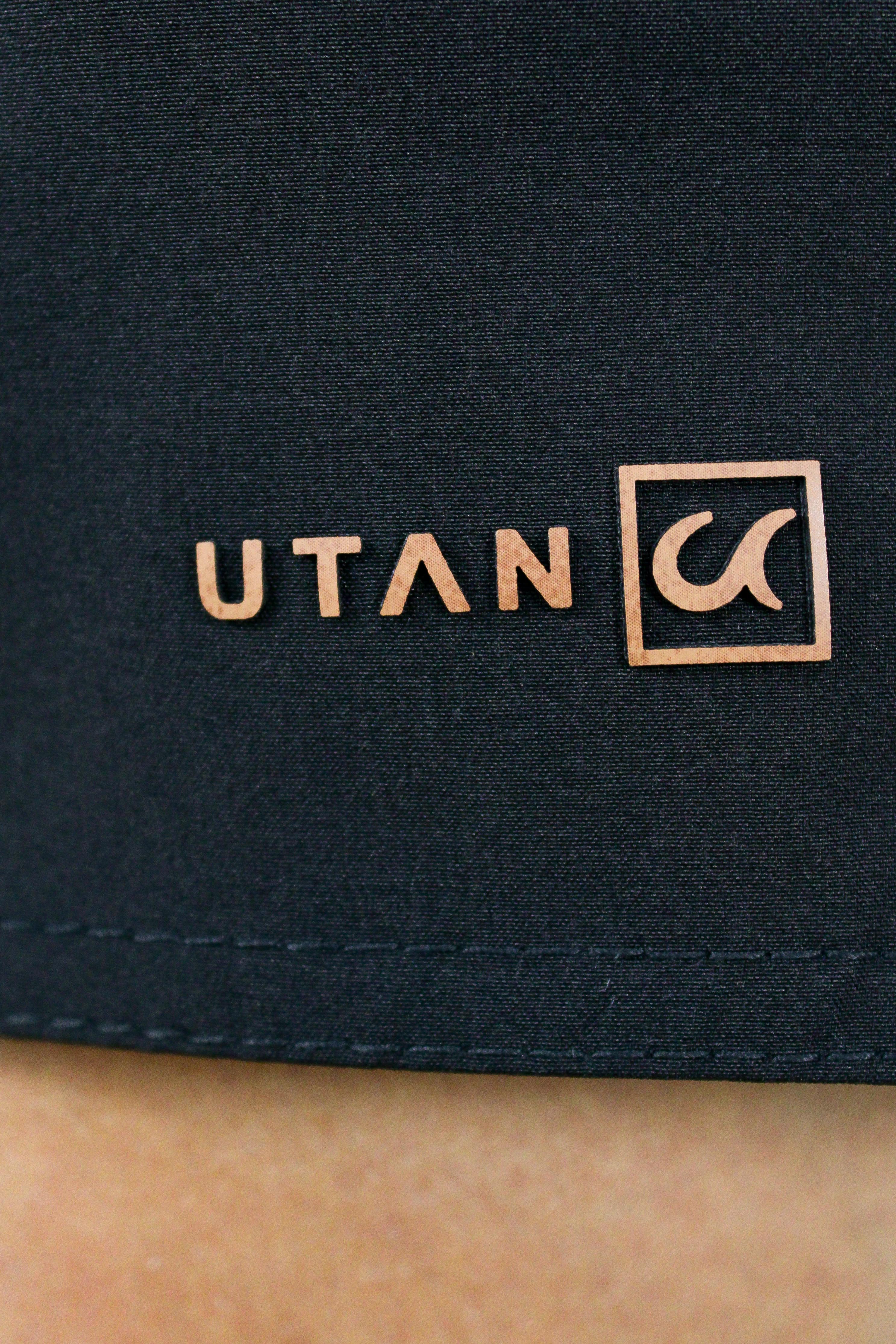 Short Elastano Preto Resistente à Água Utan e Logo