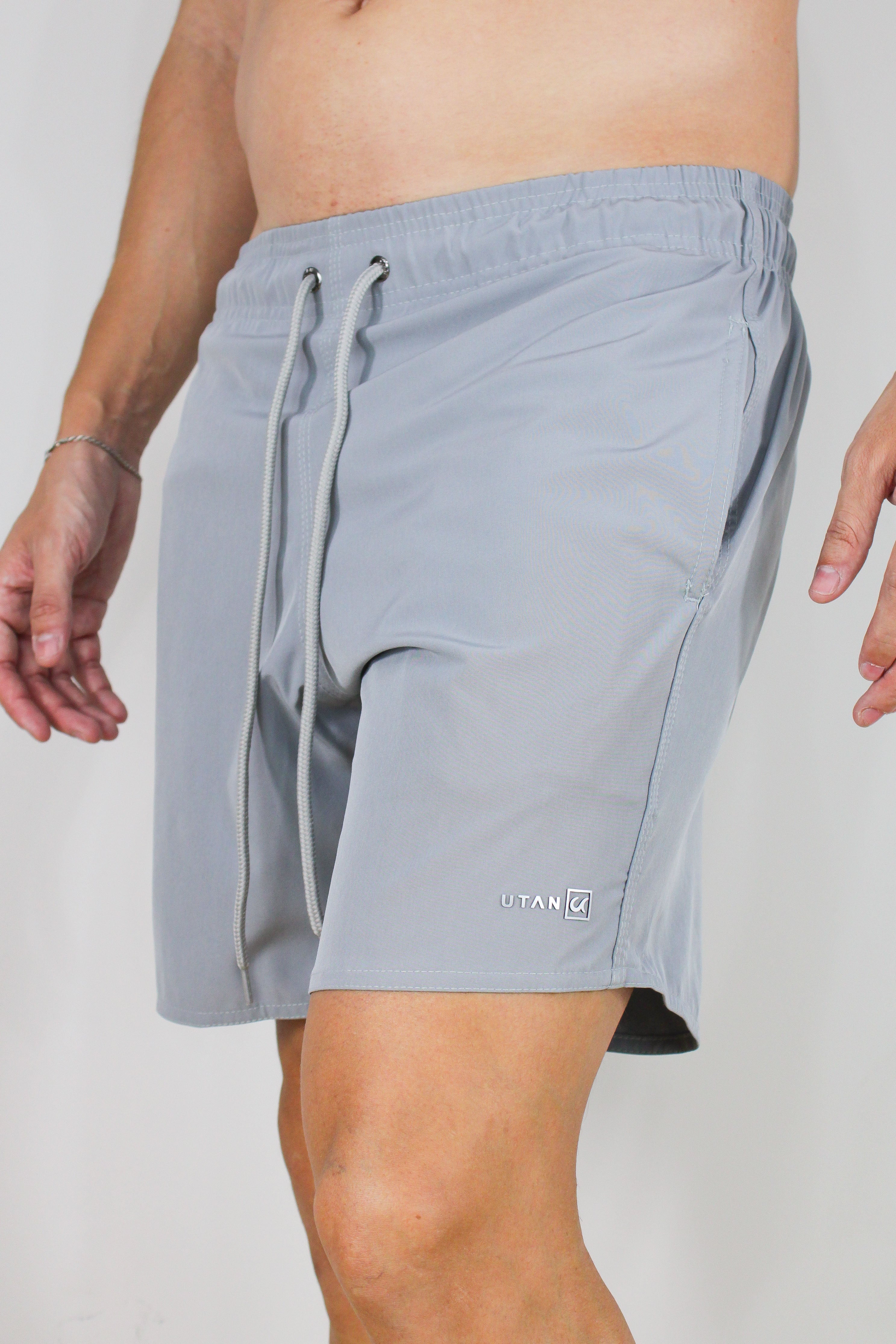 Short Elastano Cinza Resistente à Água Utan e Logo