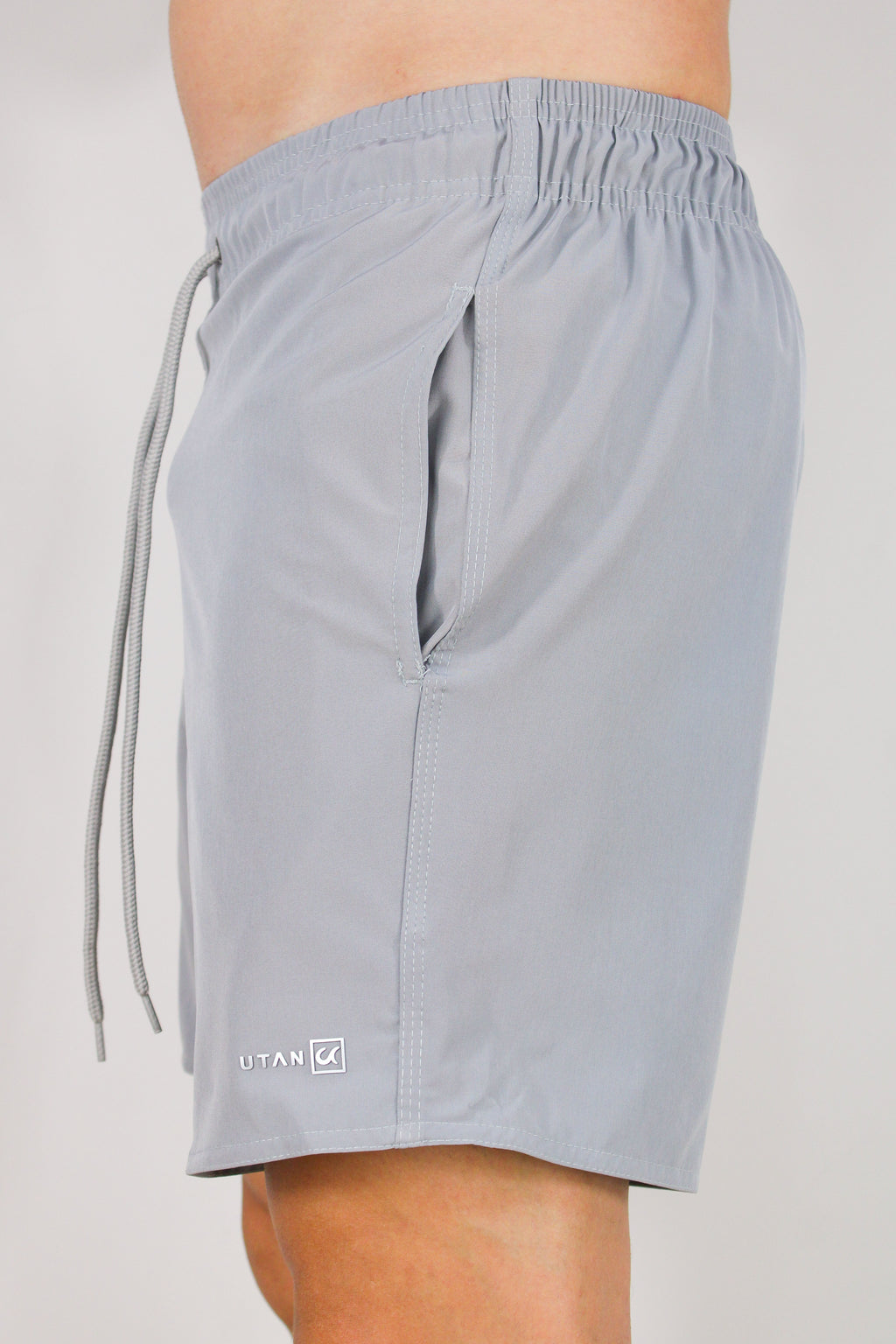 Short Elastano Cinza Resistente à Água Utan e Logo