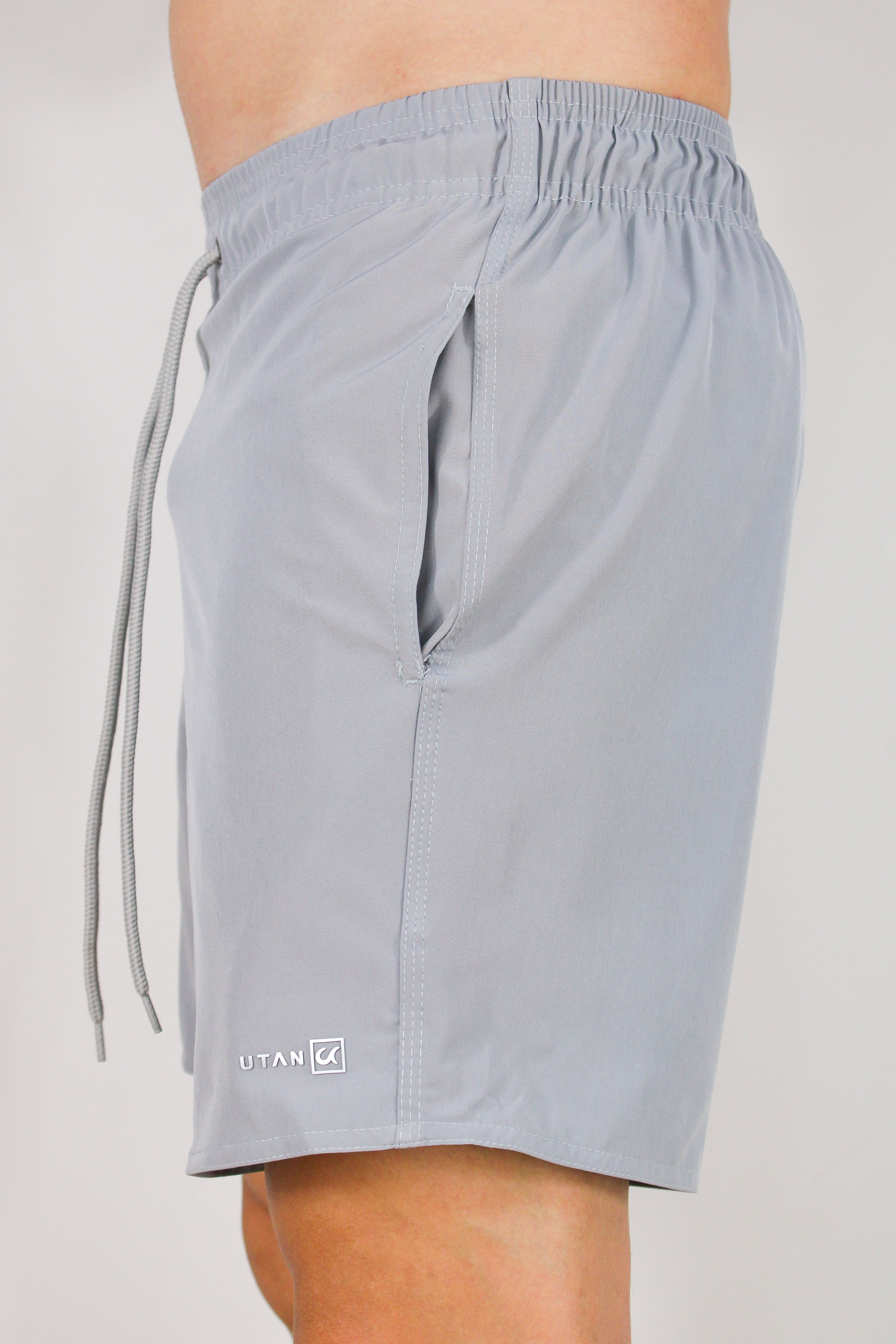Short Elastano Cinza Resistente à Água Utan e Logo