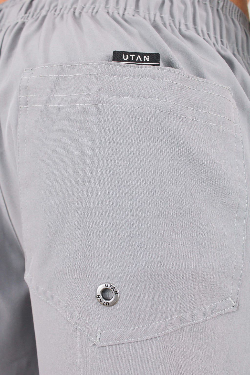 Short Elastano Cinza Resistente à Água Utan e Logo