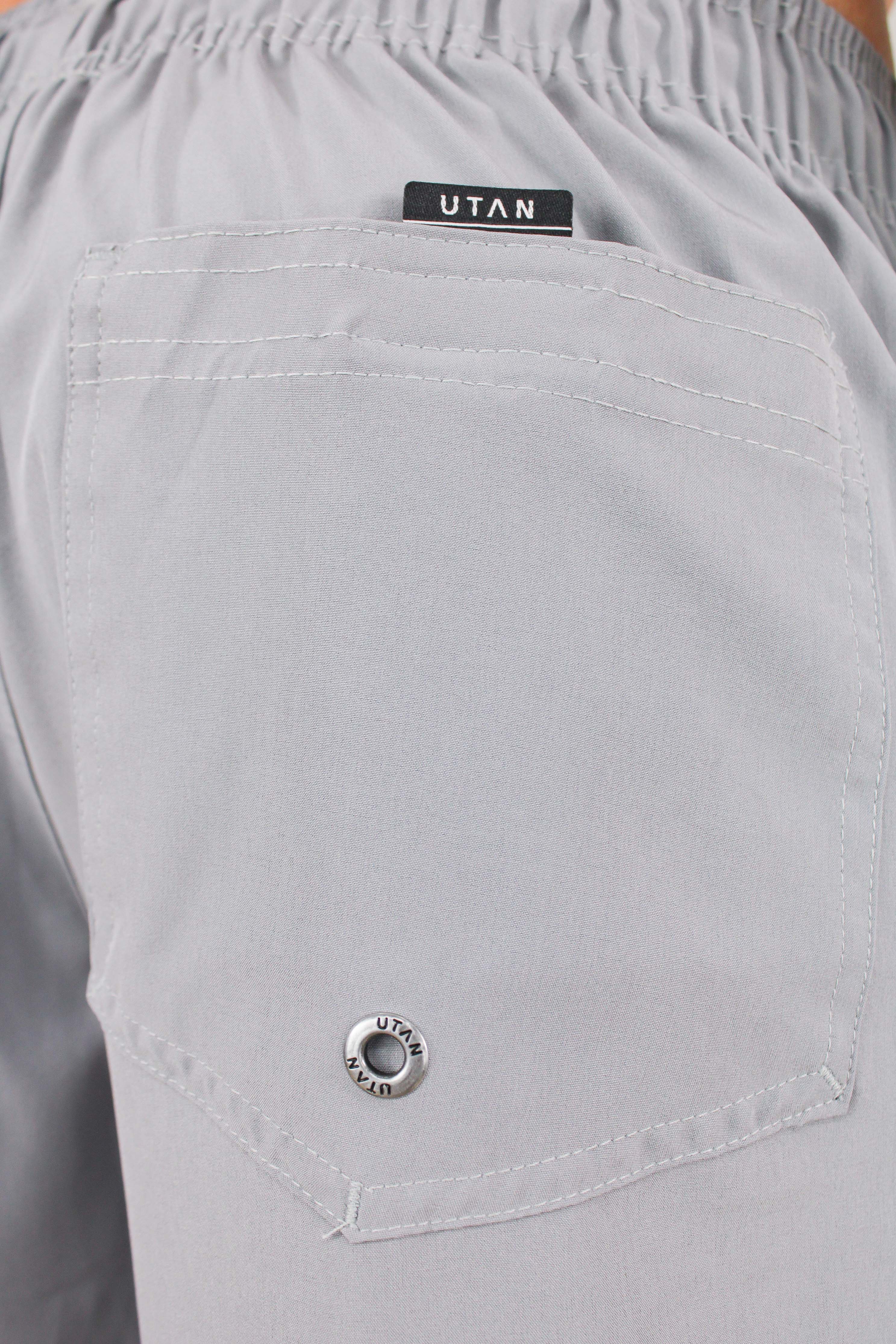 Short Elastano Cinza Resistente à Água Utan e Logo