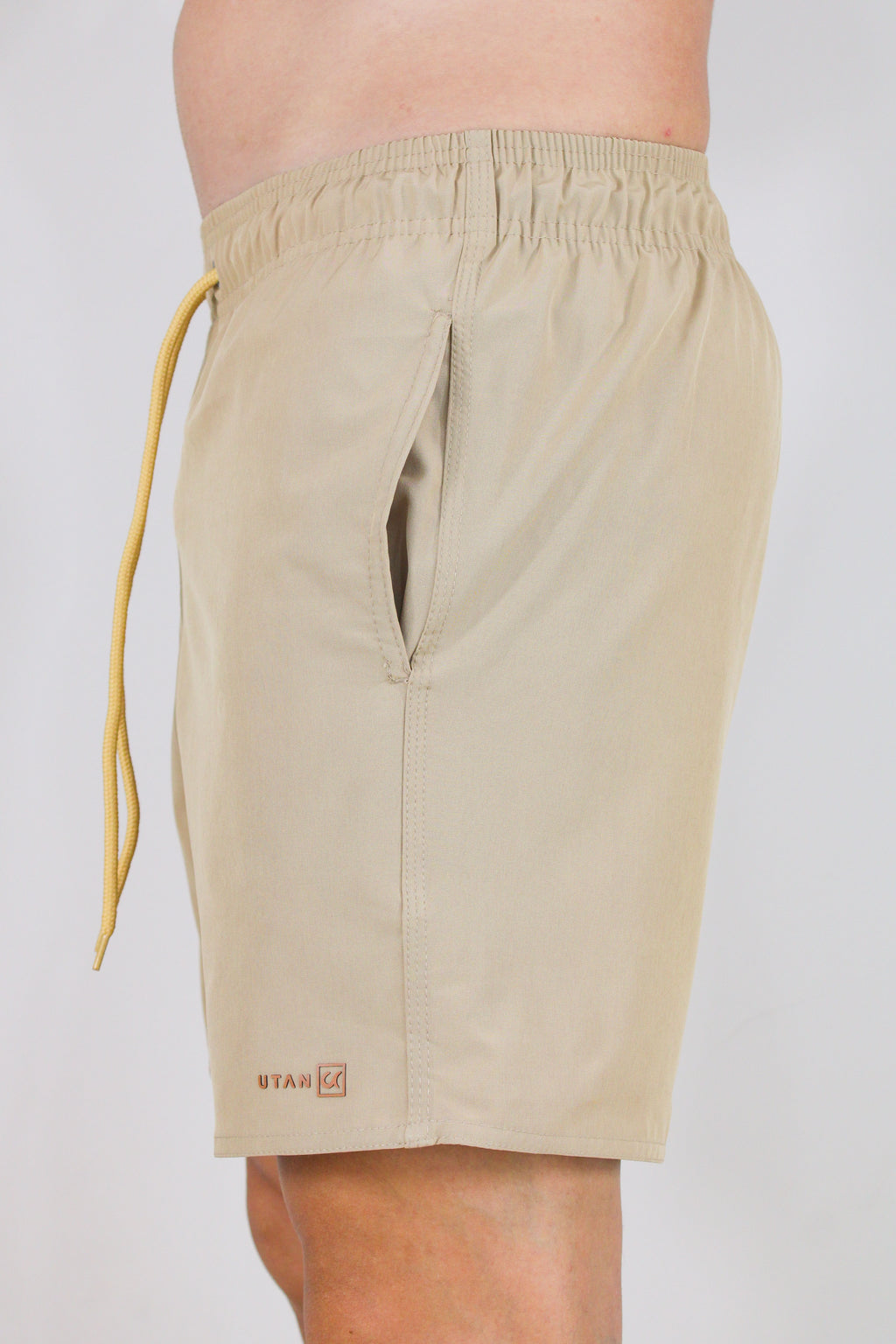 Short Elastano Caqui Resistente à Água Utan e Logo