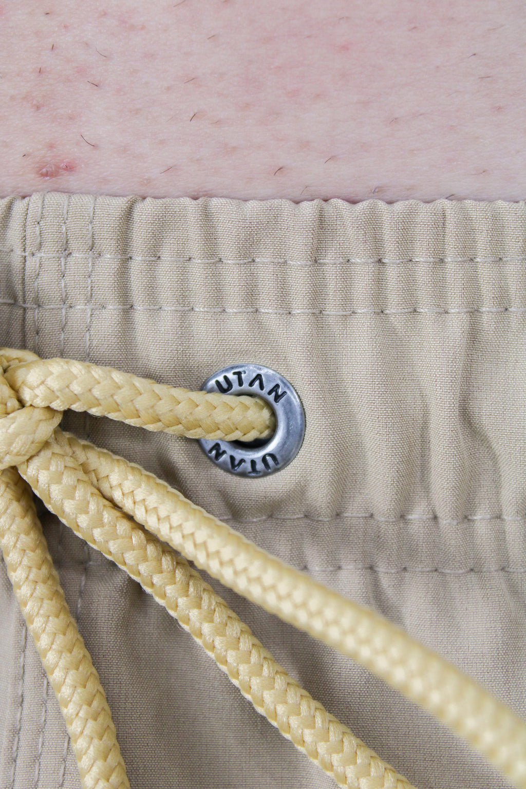 Short Elastano Caqui Resistente à Água Utan e Logo