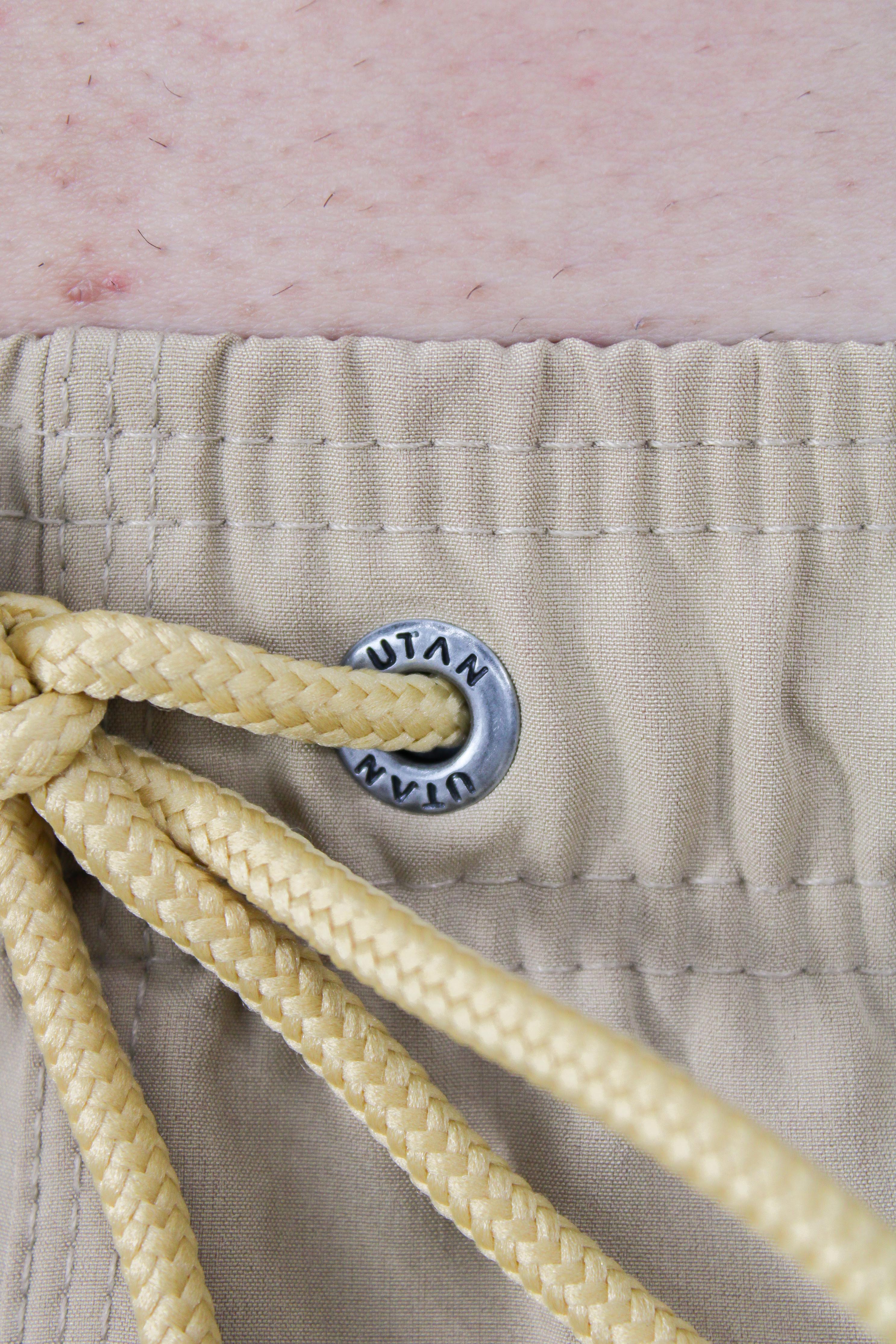 Short Elastano Caqui Resistente à Água Utan e Logo