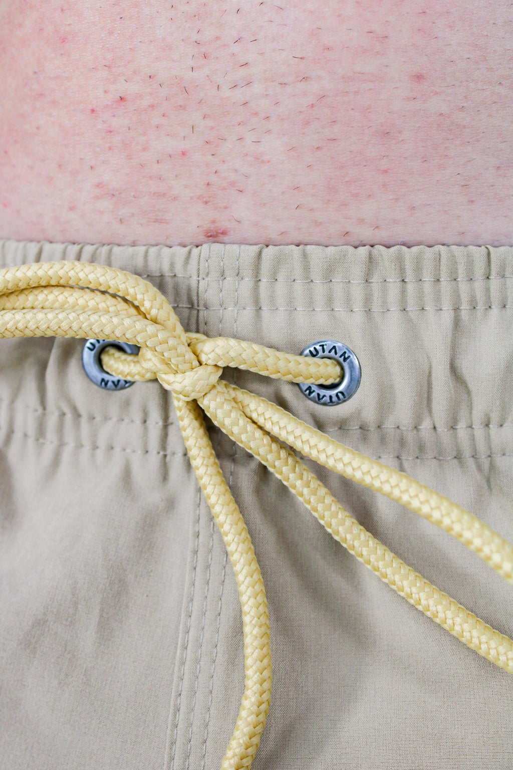 Short Elastano Caqui Resistente à Água Utan e Logo