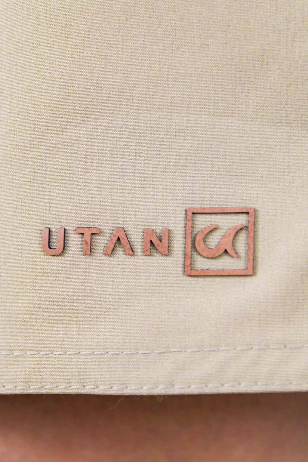 Short Elastano Caqui Resistente à Água Utan e Logo