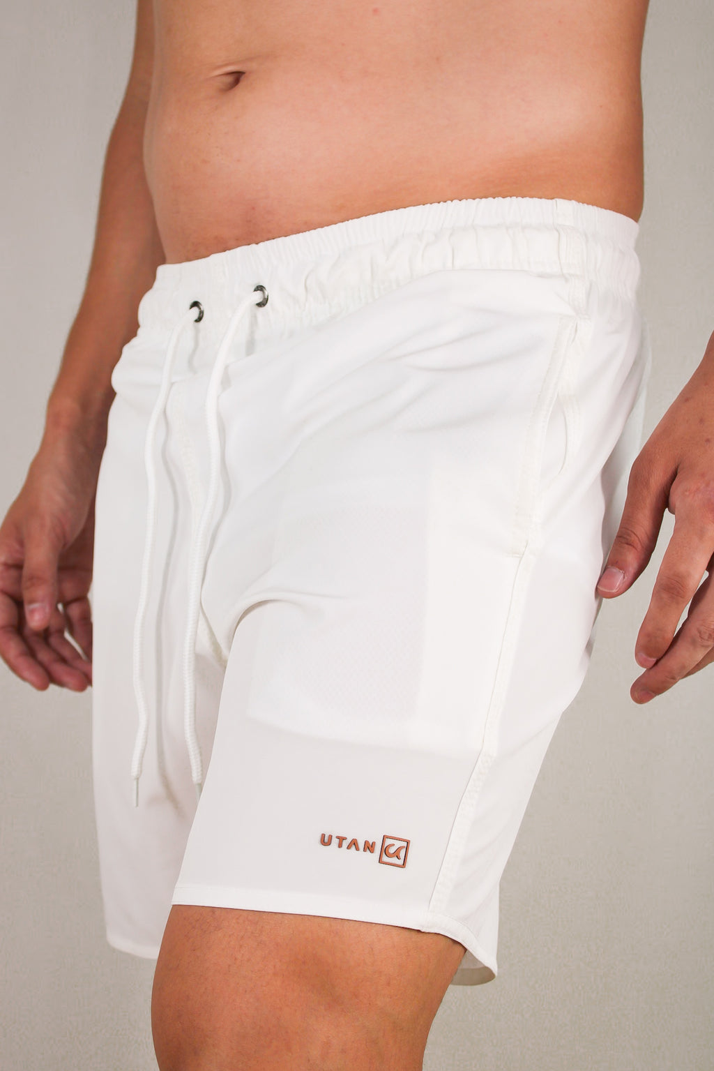 Short Elastano Off White Resistente à Água Utan e Logo