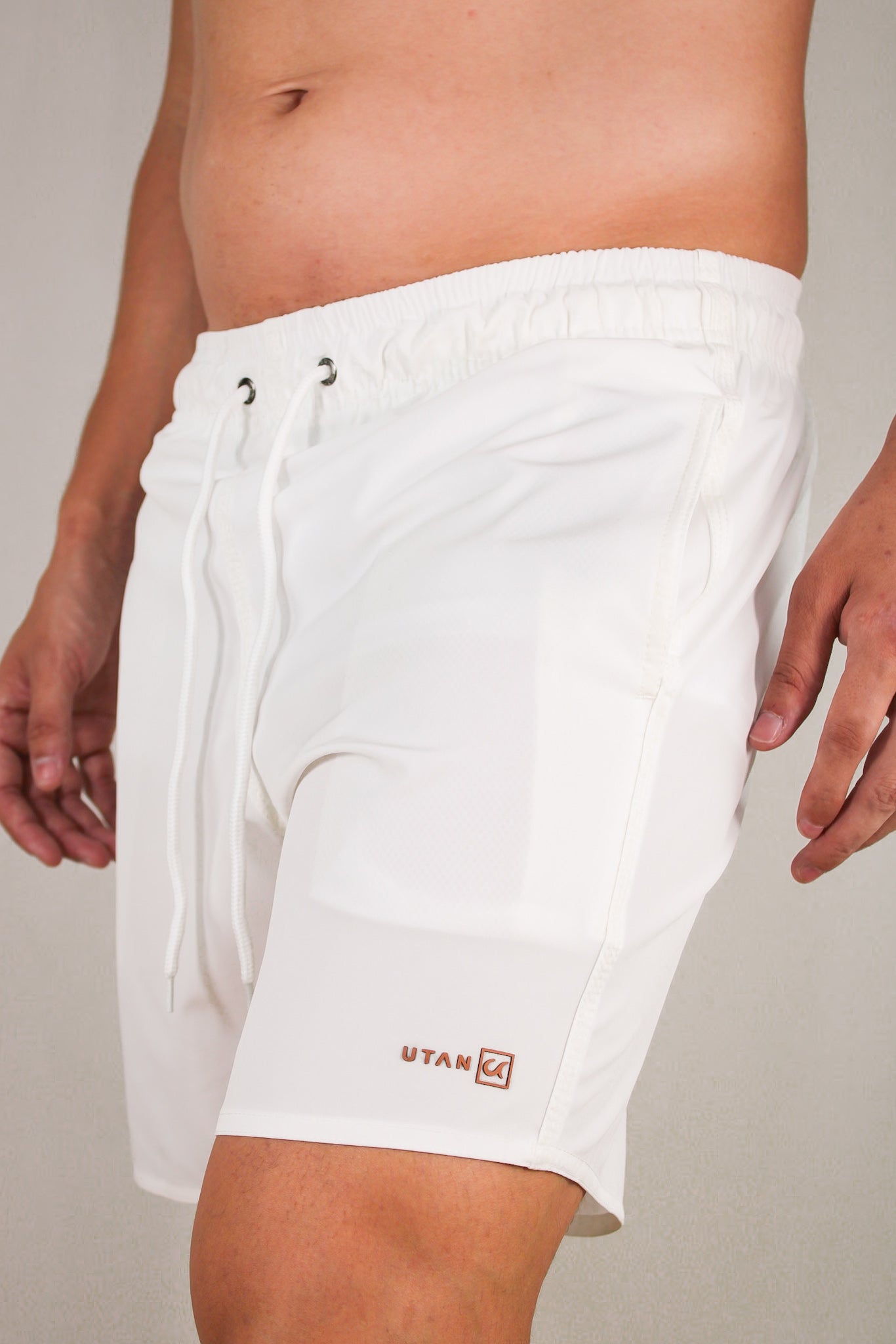 Short Elastano Off White Resistente à Água Utan e Logo