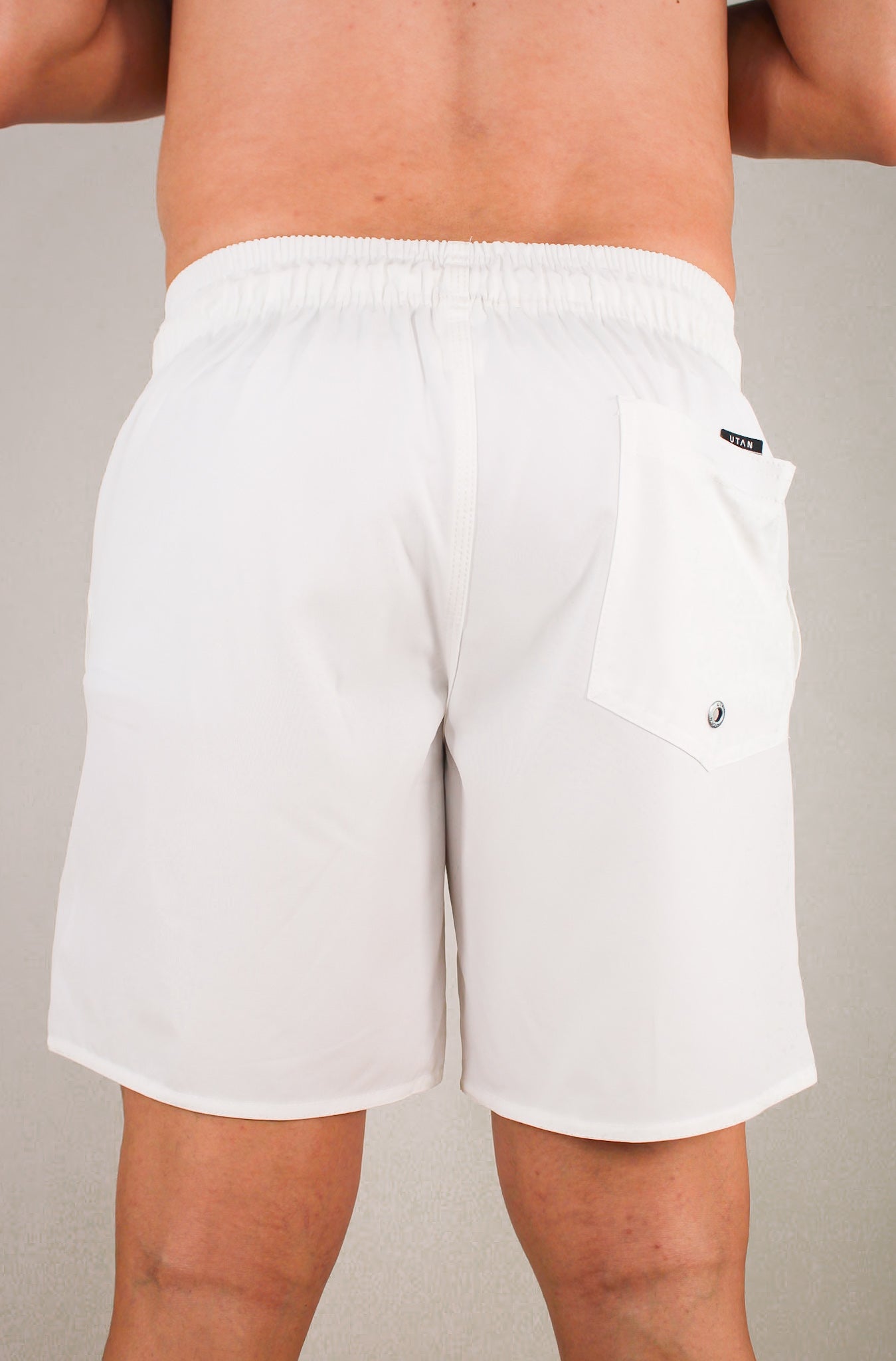 Short Elastano Off White Resistente à Água Utan e Logo