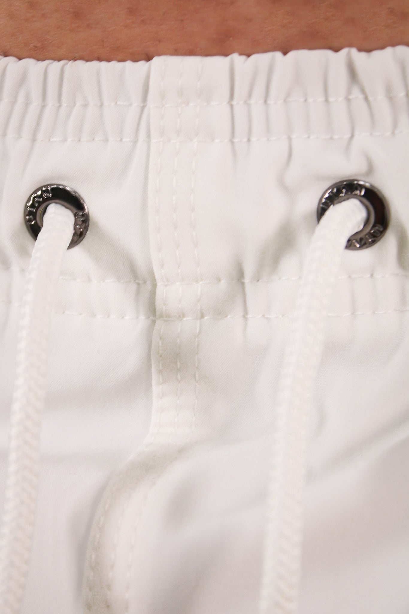 Short Elastano Off White Resistente à Água Utan e Logo