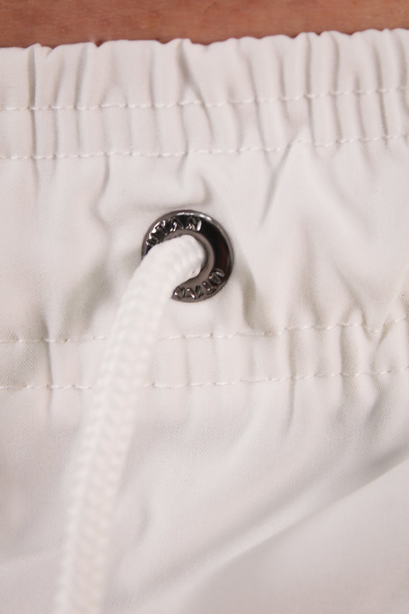 Short Elastano Off White Resistente à Água Utan e Logo