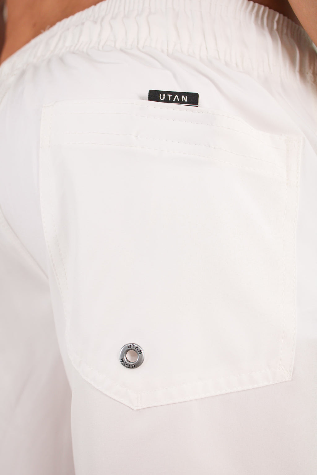 Short Elastano Off White Resistente à Água Utan e Logo