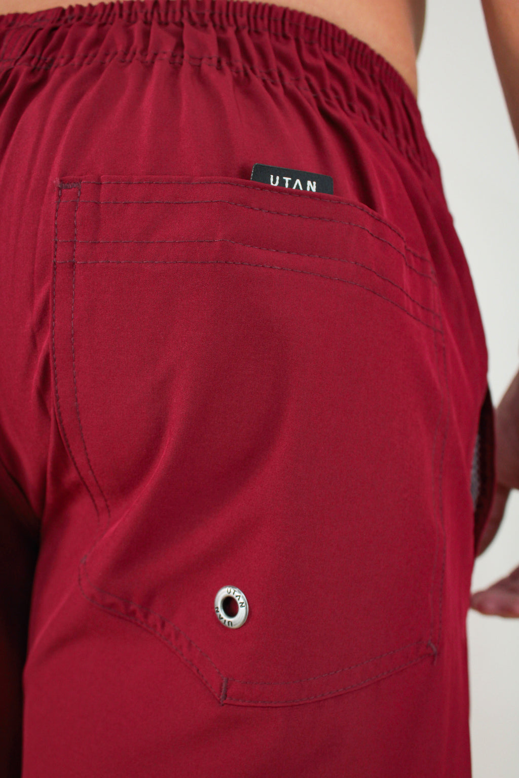 Short Elastano Vinho Resistente à Água Utan e Logo