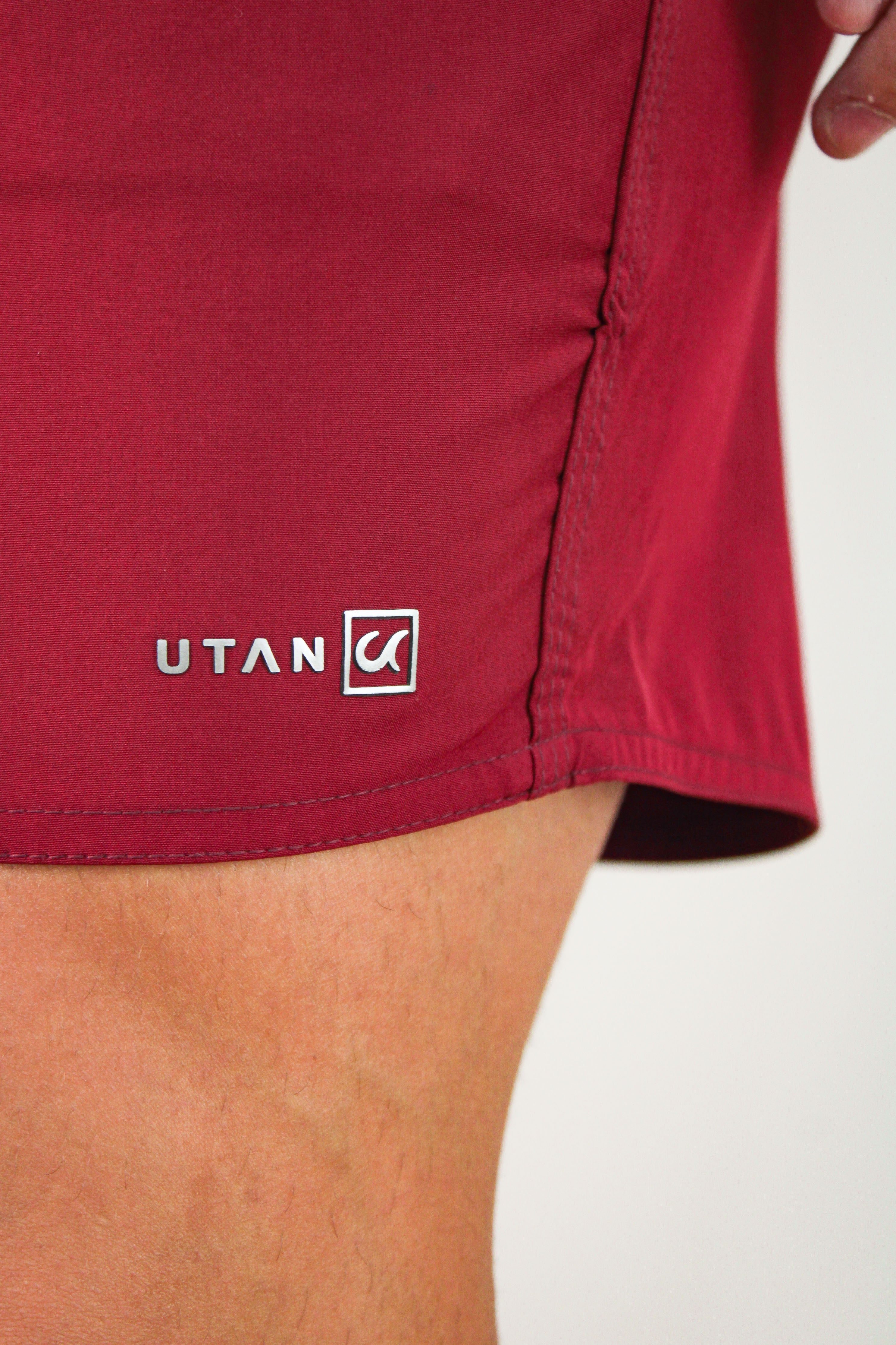 Short Elastano Vinho Resistente à Água Utan e Logo