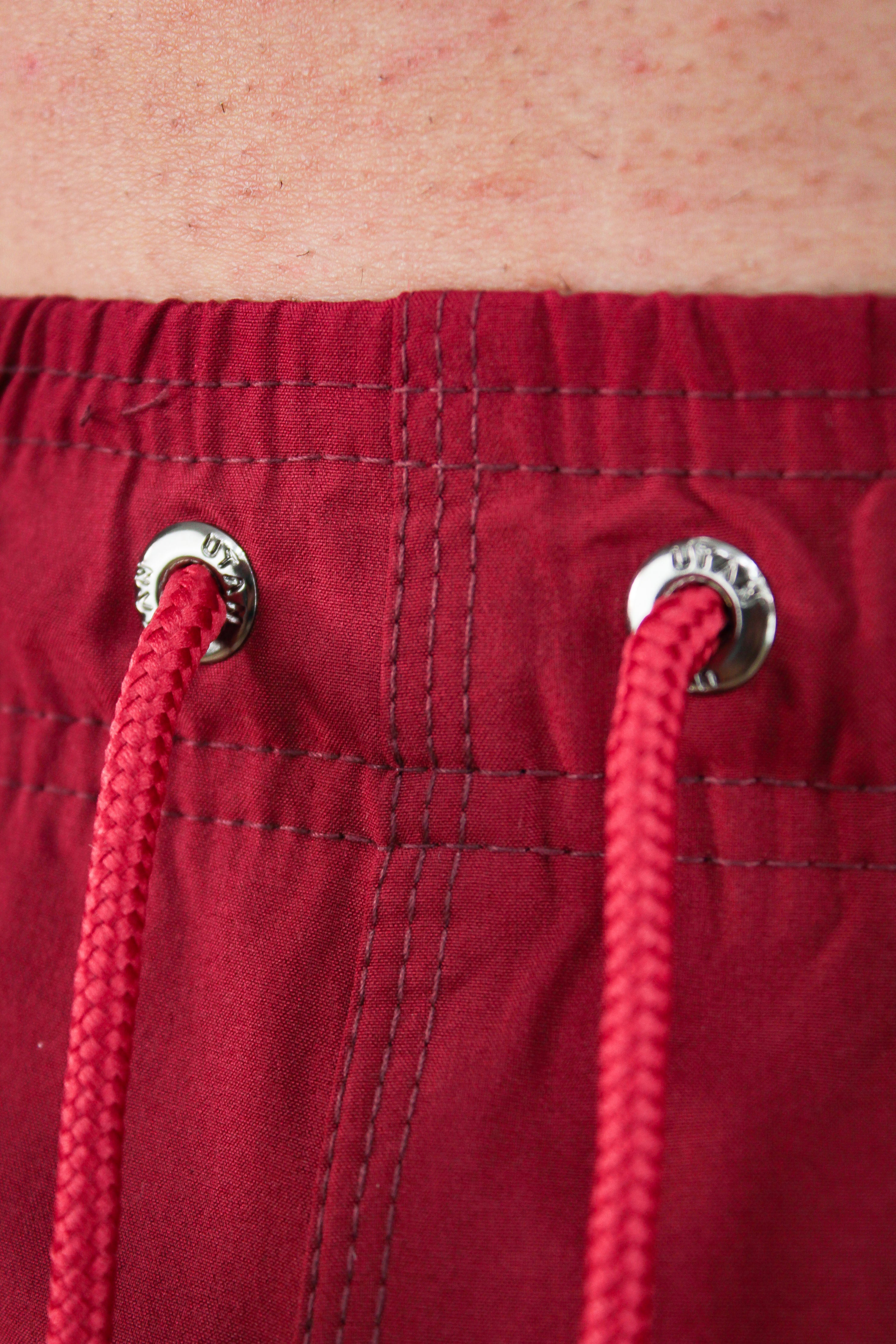 Short Elastano Vinho Resistente à Água Utan e Logo