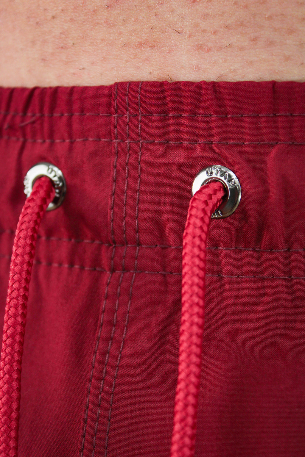 Short Elastano Vinho Resistente à Água Utan e Logo