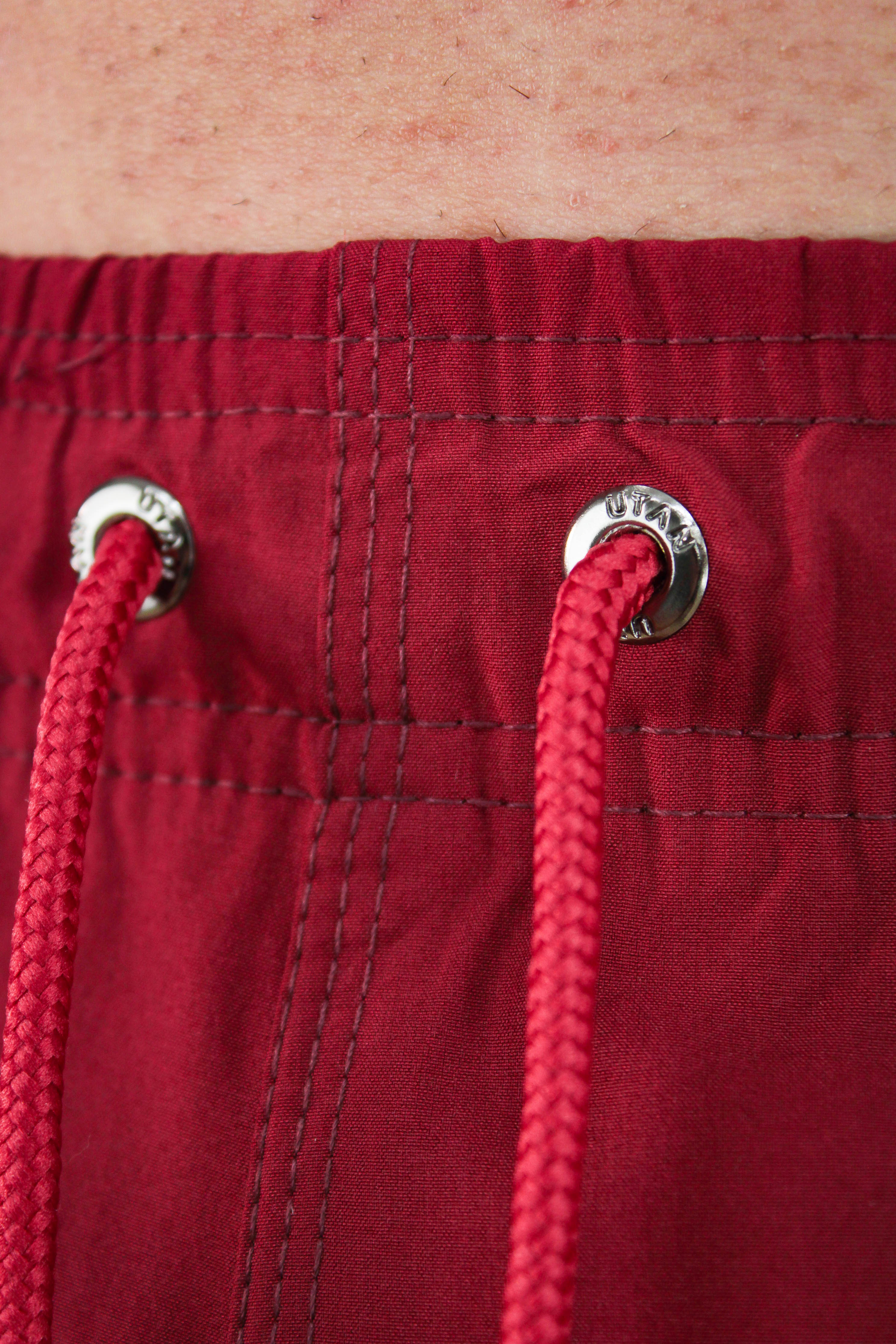 Short Elastano Vinho Resistente à Água Utan e Logo